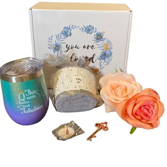 50th Birthday Gift Box - This Queen Makes 50 Look Fabulous NEW - Picture 1 of 7